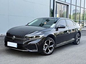 VW Passat 330 TSI Star Elite DSG 137 kW 320 Nm de couple 7DCT, calandre Star, empattement 2871 mm, occasion 2024, idéale pour les trajets quotidiens, excellent rapport qualité-prix - Product Image 2