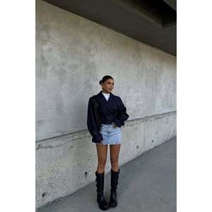 Veste pour femme bleu marine à boutons sur le devant - Product Image 2