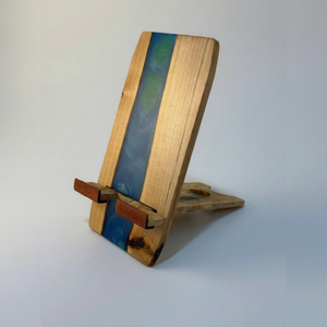 Soporte de Madera Ecológico Personalizado para Teléfono con Incrustaciones de Resina Azul, Hecho a Mano, Moderno, para Escritorio, Decoración del Hogar - Product Image 1