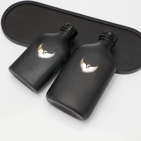 Bouteille en verre à liqueur plate noire mate avec logo personnalisé, 50 ml, 100 ml, 150 ml, bouchon à vis, support pour boîte cadeau personnalisée, étiquette privée