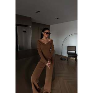 Conjunto Casual Marrón de Punto con Hombros Descubiertos, Tejido de Ganchillo, Estampado Asimétrico Bordado y Decoración Plisada para Otoño-Verano - Product Image 2