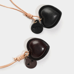 Breloque de sac en cuir 3D en forme de cœur, faite à la main, en cuir de vachette pleine fleur tanné végétal, porte-clés et ornement de voiture en cuir véritable - Product Image 2