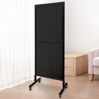 Panneau perforé de 2 x 5,5 pieds avec 30 crochets, présentoir sur roulettes en métal (noir)