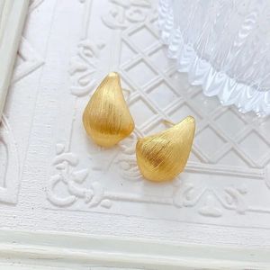 Pendientes de tuerca Xinfly AU750 para mujer, de oro de 18 quilates, estilo retro, con forma de abanico y acabado cepillado. - Product Image 4
