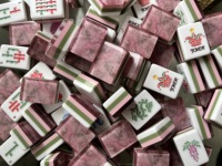 Jeu de tuiles de Mahjong florales en quartz rose avec dos en marbre, 3 couches d'acrylique gravé, cadeau pour femmes, soirée de jeu en famille, logo personnalisé OEM
