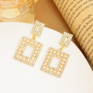 Pendientes de tuerca de aguja de plata con estilo para mujer, nueva moda, llamativo diseño cuadrado de perlas, regalo de moda Popular para venta al por mayor - Product Image 2
