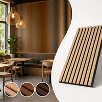 Panneaux acoustiques muraux en lattes de bois Akupanel, insonorisants, décoratifs en polyester, pour restaurants et salons.