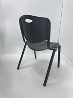 Chaise de formation empilable en plastique avec assise rembourrée et pieds thermolaqués noirs OK-508 pour salles de classe, conférences et sièges publics
