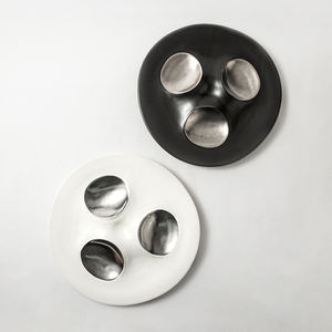 Fancy Restaurants Assiette en céramique Triangle Blanc Noir Porcelaine Vaisselle et Plats <span class=keywords><strong>Dessert</strong></span> Sushi Snack Assiette en porcelaine à trois grilles - Product Image 1