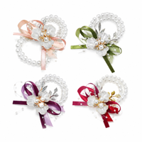 Ensemble de corsages et boutonnières de la série verte avec perles, ruban de satin et fleurs pour la mariée, le marié, les demoiselles d'honneur et la décoration de banquets de mariage