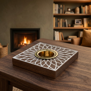 Brûleur d'encens en bois fait main avec motif géométrique et insert en laiton, utilisation aromatique toute saison, décoration Ramadan Aïd, style unique - Product Image 1