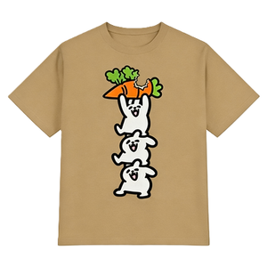 Divertente maglietta con grafica di conigli impilati e carota morduta, maglietta da uomo con simpatici animali dei cartoni animati, vestibilità ampia, top casual estivo - Product Image 2