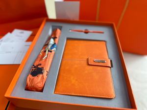 Boîte cadeau luxueuse avec un stylo, un parapluie et un carnet de notes pratiques et créatifs pour un événement d'entreprise - Product Image 3
