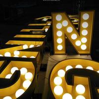 Letrero Luminoso LED Estilo Marquee Vintage, Letras del Alfabeto Retro, Decoración con Brillo Cálido Personalizable para Bar, Bodas, Fiestas y Hogar