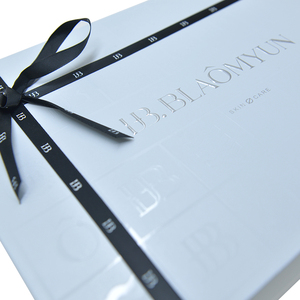 صناديق هدايا فاخرة مخصصة بيضاء اللون من قطعتين صلبة مع شريط للتغليف، مناسبة للملابس والحقائب والأحذية ومنتجات العناية بالبشرة - Product Image 5