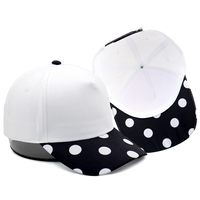Gorra de Béisbol Snapback Personalizada, Negra con Estampado de Puntos Blancos, Visera Blanca, Ajustable, Unisex, 5 Paneles, Gorras Lisas