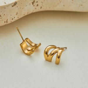 ต่างหูสแตนเลสทรงคลื่นสามชั้นทันสมัยสำหรับสุภาพสตรี ต่างหูขนาดเล็กสำหรับขายส่ง - Product Image 5