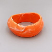 HL Factory propose un bracelet circulaire en résine acrylique dynamique, multicolore, effet gelée, pour la mode estivale unisexe