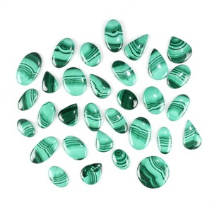 Lot de cabochons en malachite verte naturelle de haute qualité, lisses et polis, formes variées, vente en gros au prix au gramme pour la bijouterie - Product Image 1