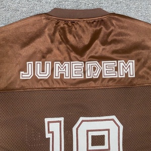 Camiseta de fútbol americano retro Brown Legacy cosida con logo frontal bordado, de malla de poliéster, estilo urbano, deportiva, corte regular, con letras. - Product Image 3