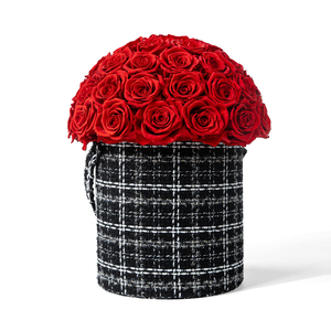 Roses éternelles préservées rose vif sous dôme floral rond - Décoration de mariage et du Nouvel An, fait main, respectueux de l'environnement - Product Image 3