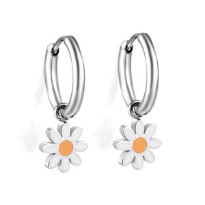 Pendientes de Aro Pequeños de Acero Inoxidable con Diseño de Margarita, Estilo Creativo, Simple, Delicado y Dulce, para Mujer, Estilo Europeo y Estadounidense - Product Image 1