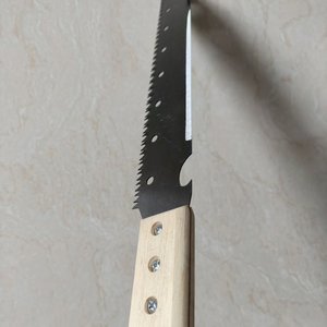 Scie à main multifonctionnelle en bois et métal pour la menuiserie domestique, le jardinage, la coupe de bois et l'élagage des arbres à haute tige - Product Image 4