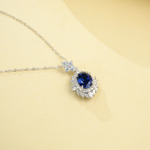 Collar con Colgante de Zafiro de Laboratorio en Plata de Ley 925 con Brillantes Detalles de Diamantes para Bodas y Uso Diario - Product Image 2