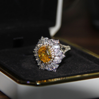 Bague en or blanc 18 carats en forme de fleur jaune naturelle Bague en diamant de style classique Bijoux fins pour le mariage des femmes