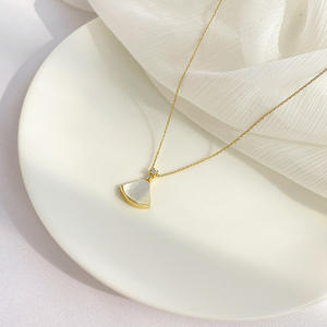 Nuova Collana con Ciondolo a Forma di Conchiglia, Raffinata Collana in Acciaio al Titanio Placcato Oro 18K con Occhi di Gatto per Donne - Product Image 4