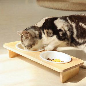 Comedero de Cerámica para Mascotas, Comedero Elevado para Gatos, Comederos para Mascotas con Soporte de Madera de Roble, Comedero de Cerámica para Mascotas, 5 Comederos Inclinados para Agua, Aptos para Microondas - Product Image 1