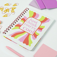 Mignon cahier à spirale de taille A5 à impression personnalisée avec logo personnalisable, motifs de cœur et de fleurs installés