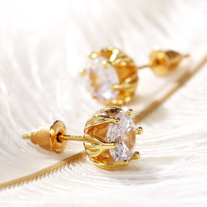 Boucles d'oreilles clous en diamant Tiffany & Co. en or 18 carats, taille brillant rond, sertissage griffe, bijoux de fiançailles classiques pour femme - Product Image 3