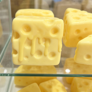 Bloque de queso derretido de PU de 7,5 cm con orificios y textura goteante, tacto suave y cómodo, diseño exterior bonito, adorno para tienda de accesorios - Product Image 5