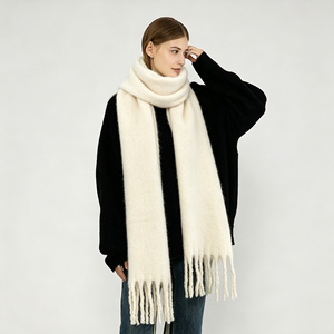 Bufanda larga de color sólido con flecos, suave y cálida para invierno, chal para mujer, accesorio de bufanda de imitación de cachemira para uso diario en viajes y para el invierno. - Product Image 1