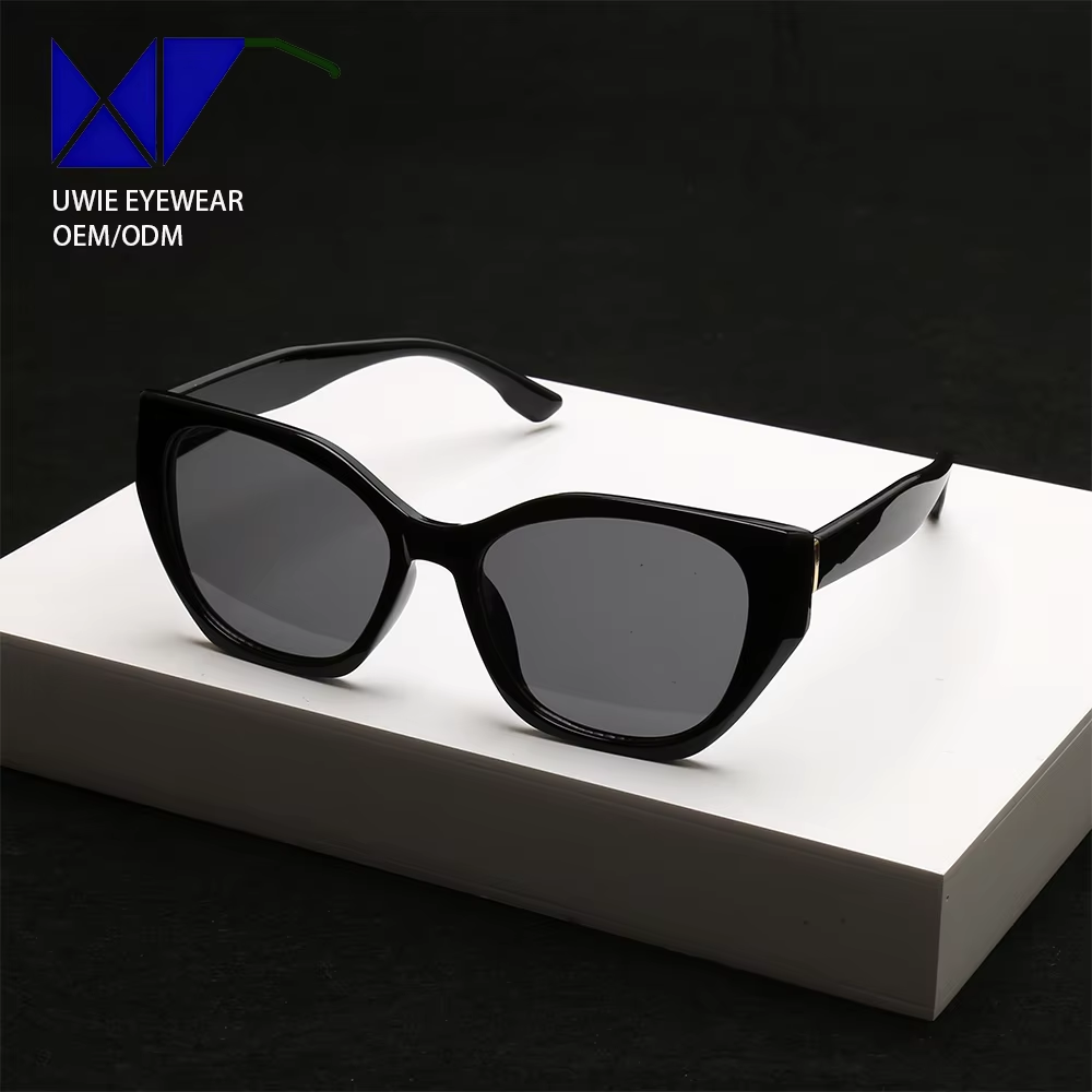 Montatura nera con lenti grigie