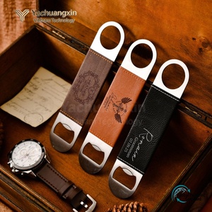 Ensemble de porte-clés ouvre-bouteille en cuir personnalisé avec nom et monogramme gravés pour cadeau - Product Image 6