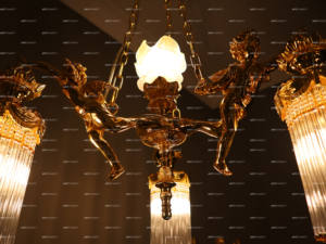 Lámpara Colgante Decorativa de Lujo para Comedor, con Escultura de Tres Ángeles en Latón Chapado en Oro de 24K, con Flecos de Vidrio y Cerámica - Product Image 2