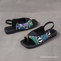 Nouvelles sandales coréennes 2026 à anneau d'orteil pour femme, à bout carré, plates, avec bride arrière élastique, style romain, chaussures d'été tendance