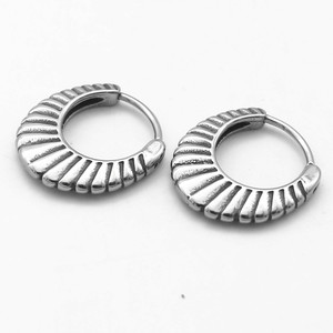 Pendientes Huggie de yunnique con forma de media luna, diseño geométrico en forma de abanico de acero y titanio para mujer, joyería de moda - Product Image 5