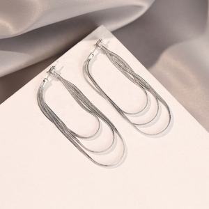 Nouvelles boucles d'oreilles clous en argent tibétain plaqué or géométriques haut de gamme pour femme, collection été 2025, avec chaîne serpent et pampilles en zircon - Product Image 4