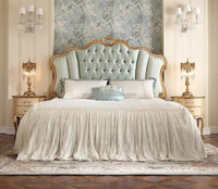 Lit antique royal français, mobilier de chambre à coucher, feuille d'or, velours vert, Chesterfield, lit antique français sculpté et capitonné