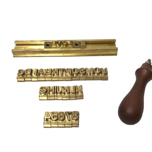 Machine à embosser personnalisée pour lettres de 6 mm, 8 mm et 10 mm sur cuir, avec chiffres et tampons en laiton métallique - Product Image 1