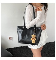 Grand sac fourre-tout en cuir PU pour femme, sac à main vintage à bandoulière avec pendentif ours pour le travail et les trajets quotidiens