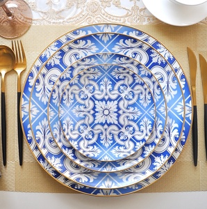 Platos de Porcelana China con Diseño Floral Rojo <span class=keywords><strong>y</strong></span> Blanco, Borde Dorado, <span class=keywords><strong>Vajilla</strong></span> Premium Personalizada para Bodas, Eventos <span class=keywords><strong>y</strong></span> Restaurantes - Product Image 5