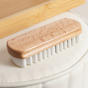 Brosse à chaussures en cuir nubuck avec manche en bois et poils en caoutchouc pour la saleté - Product Image 4