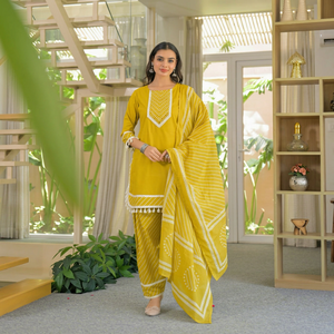 Ensemble Kurti et pantalon pour femme Twin Feet, en pur coton de qualité supérieure, avec motif Lehriya Farsi, broderie et dentelle, et dupatta assortie. - Product Image 1