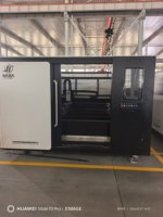 Machine de découpe laser fibre CNC à table d'échange fermée certifiée CE 3000W 6000W, tailles personnalisées disponibles