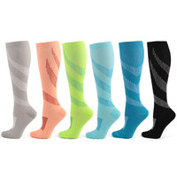 Chaussettes de compression de sport de course à pied en nylon respirant longues et colorées à haute élasticité