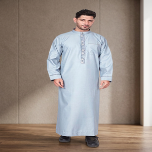 Thobe pour homme en polyester bleu clair, à manches longues, longueur au sol, style décontracté pour tous les jours, col à capuche, style Moyen-Orient, coupe classique, pour adultes, Ramadan - Product Image 3